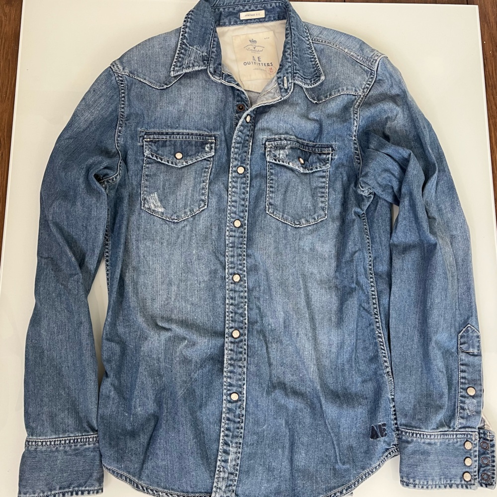 AE Long Sleeve Western Denim Button Down Shirt
Pearl Snap Vintage style / Fit